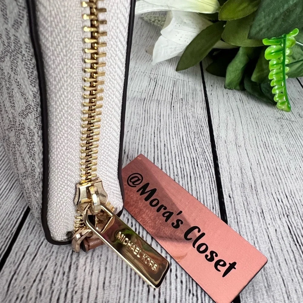 🦋Michael Kors Large Continental Wallet/Wristlet Vanilla